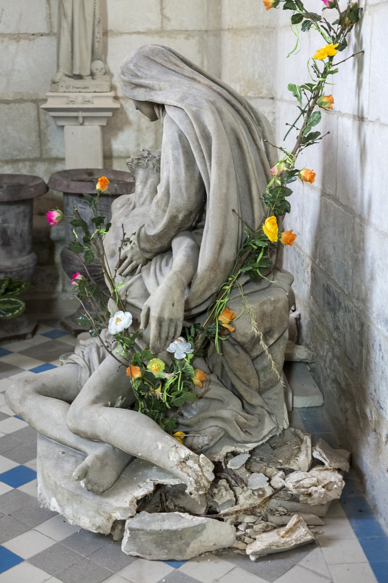 Eglise Saint Pierre à Chaniers (17), sculpture la Pièta à restaurer