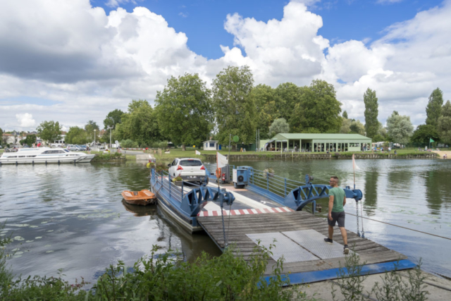 Bac de Chaniers (17) - travers&eacute;e de la Charente