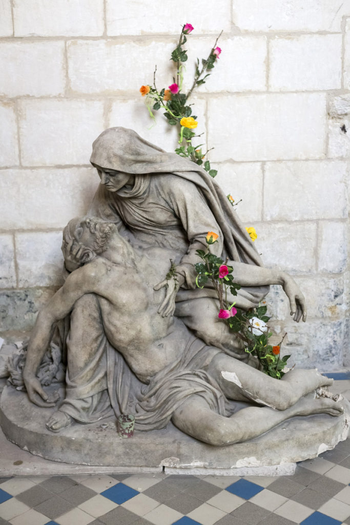Eglise Saint Pierre à Chaniers (17), sculpture la Pièta