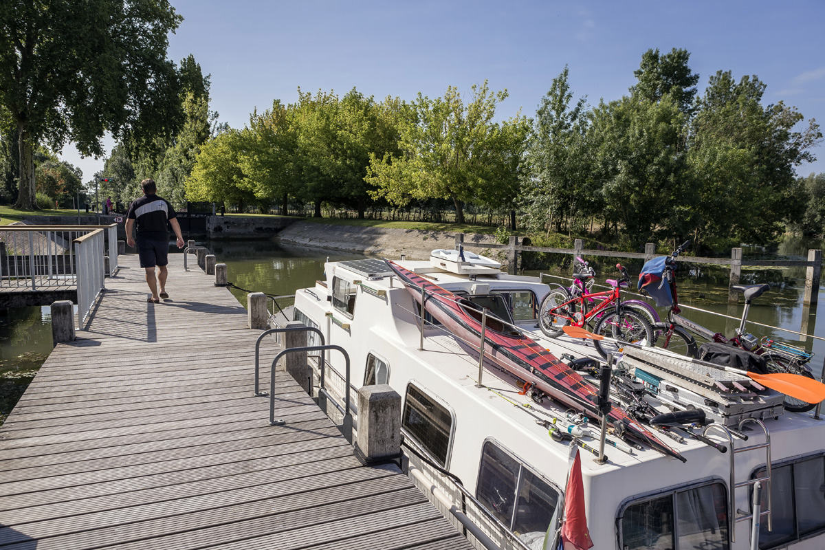 Ponton en aval de l'écluse de la Baine à Chaniers (17)