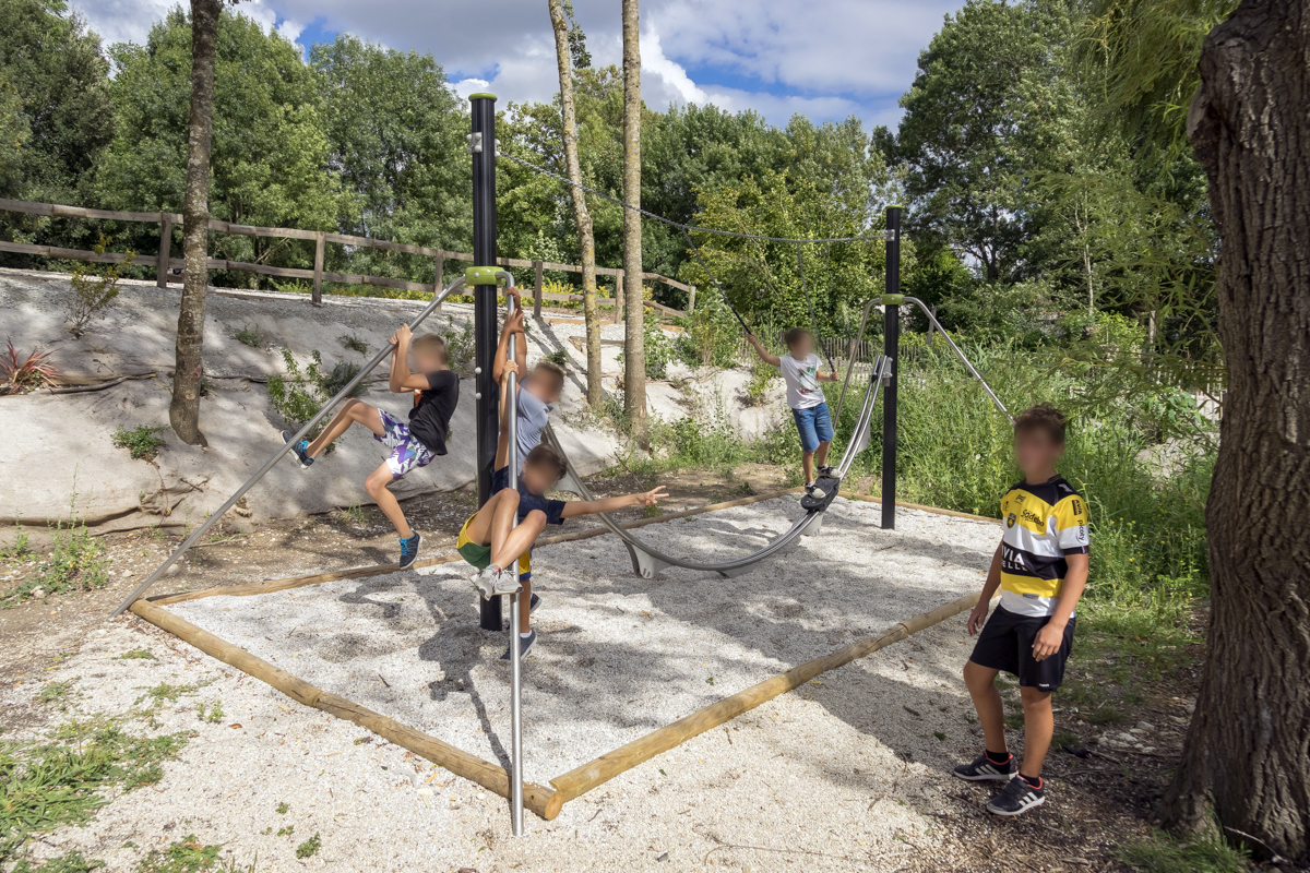 Terrain de jeux pour enfants à Chaniers (17)