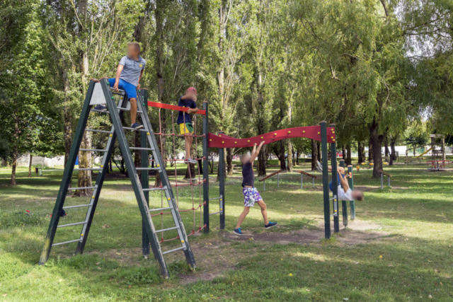 Terrain de jeux pour enfants à Chaniers (17)