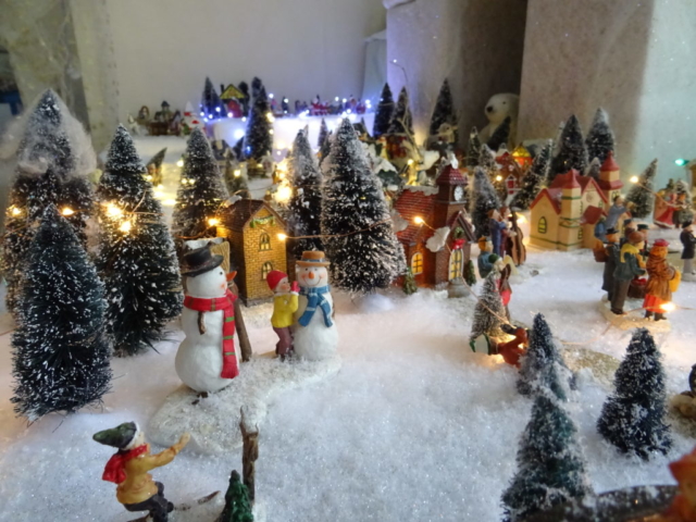 Petit village du Père Noël à la Médiathèque