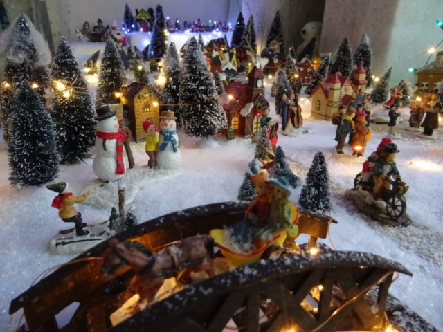 Petit village du Père Noël à la Médiathèque